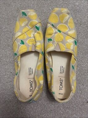 Toms Women's Yellow Lemon Print Slip-On Canvas Flats